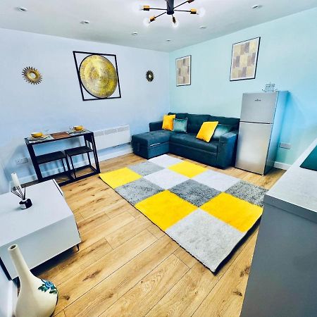 Luxe 1B Chalet, Hottub, Free Parking Nr Ltn Airport, L&D Hosp, Whipsnade Zoo, Fast Trains Into Central London Luton  Exterior foto
