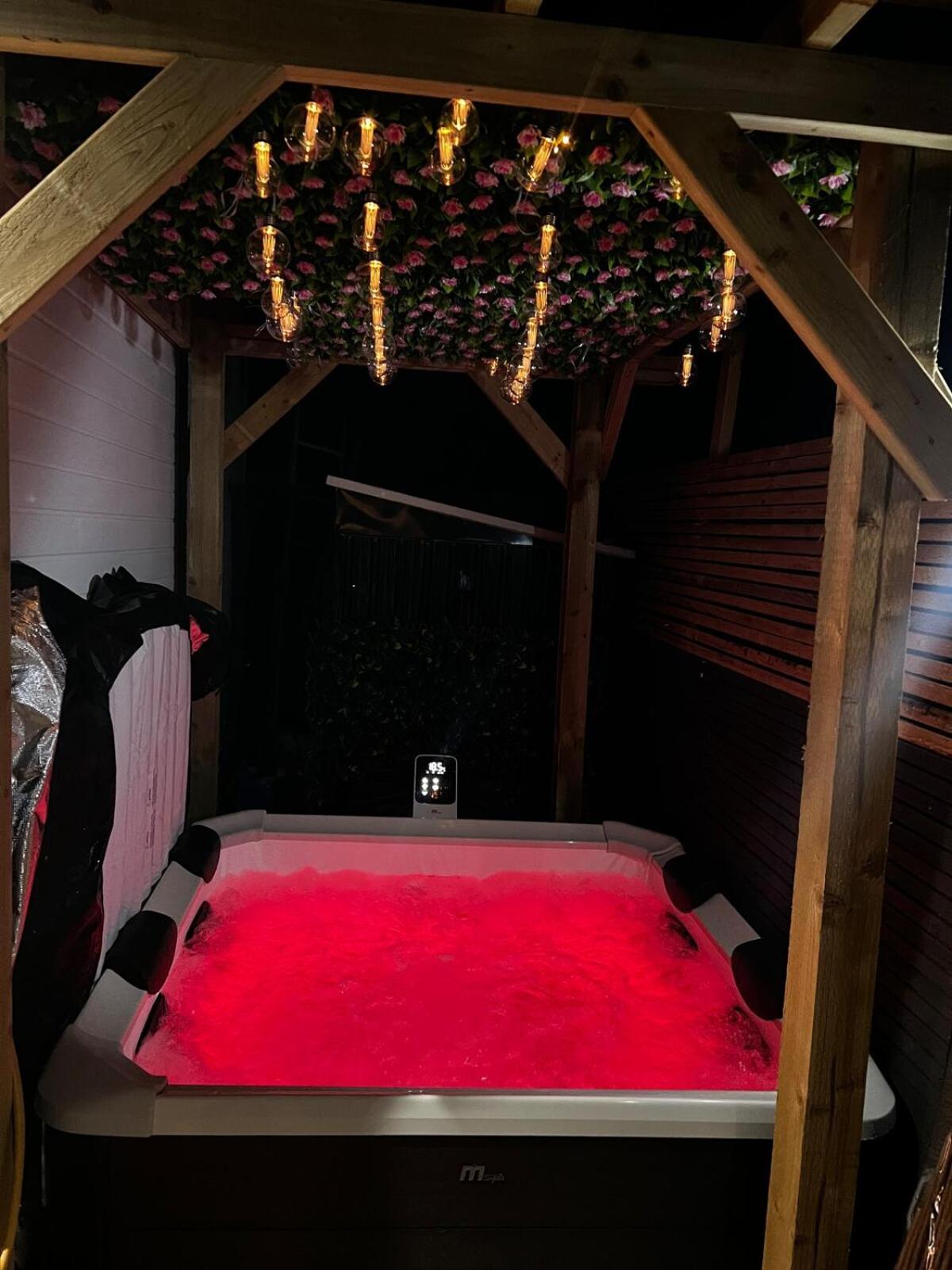 Luxe 1B Chalet, Hottub, Free Parking Nr Ltn Airport, L&D Hosp, Whipsnade Zoo, Fast Trains Into Central London Luton  Exterior foto