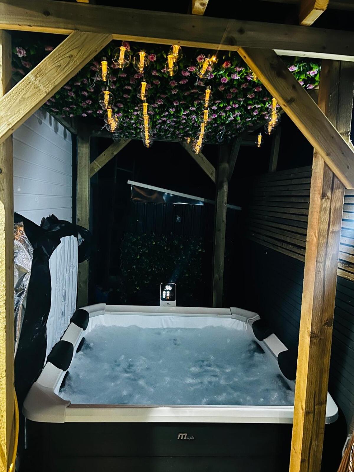 Luxe 1B Chalet, Hottub, Free Parking Nr Ltn Airport, L&D Hosp, Whipsnade Zoo, Fast Trains Into Central London Luton  Exterior foto