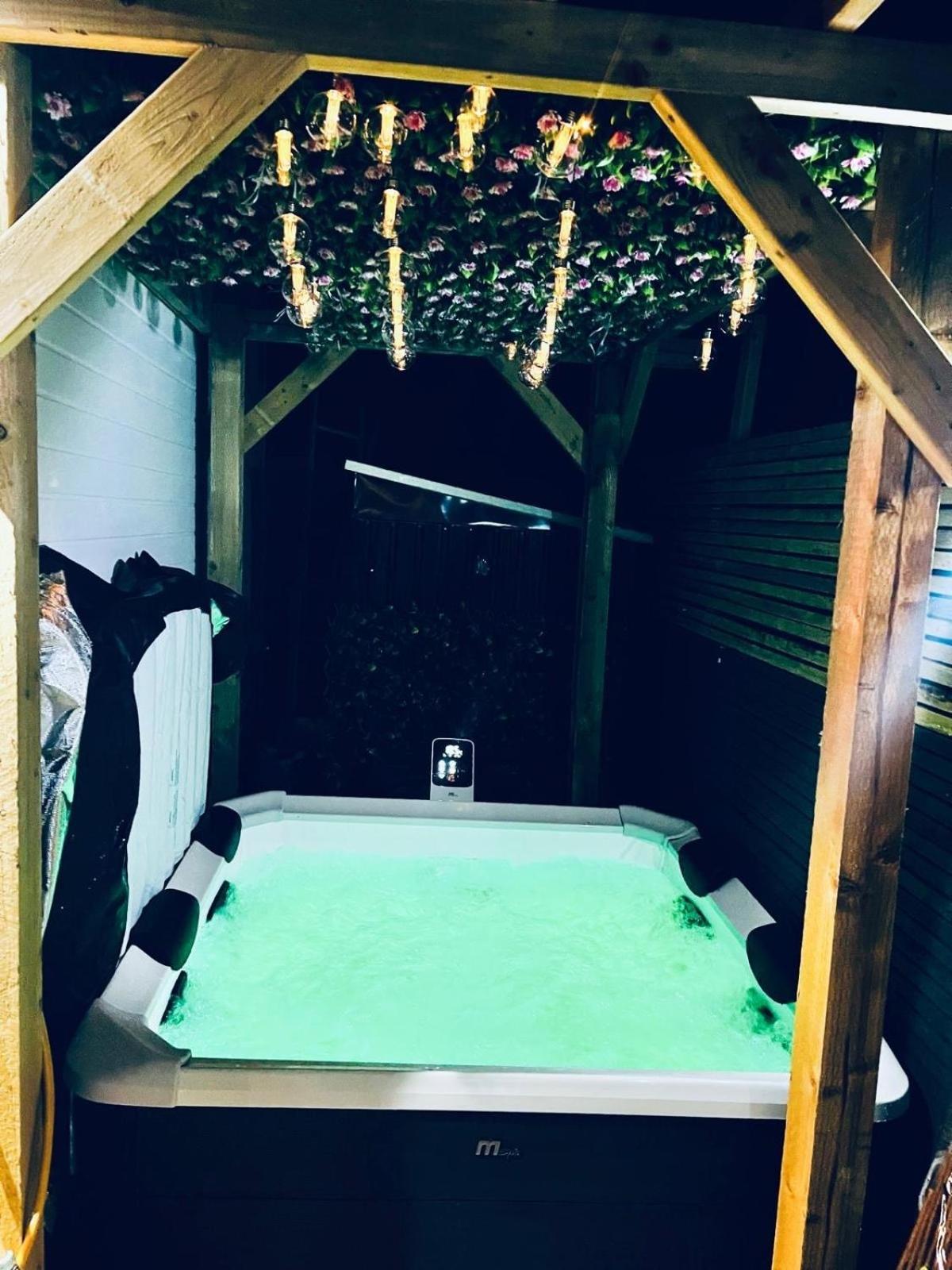 Luxe 1B Chalet, Hottub, Free Parking Nr Ltn Airport, L&D Hosp, Whipsnade Zoo, Fast Trains Into Central London Luton  Exterior foto