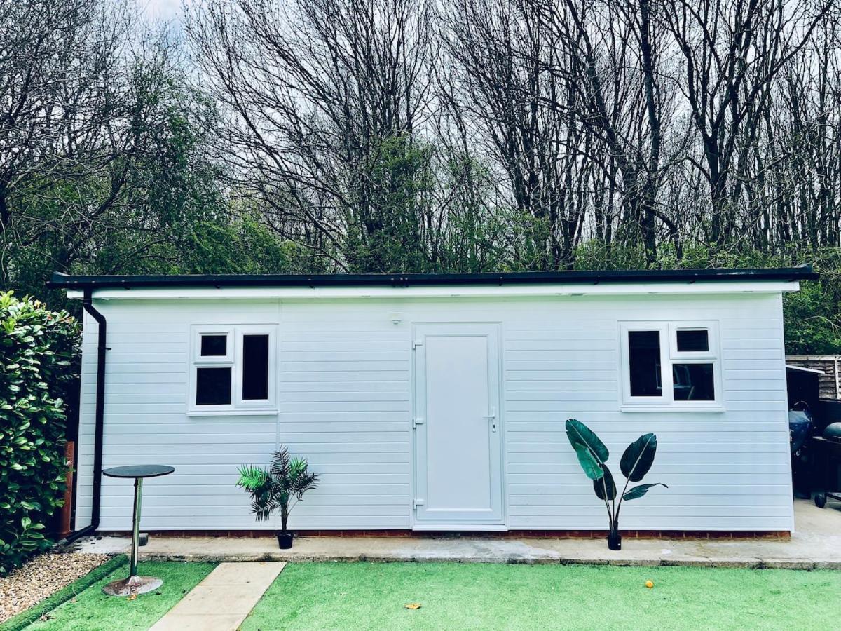 Luxe 1B Chalet, Hottub, Free Parking Nr Ltn Airport, L&D Hosp, Whipsnade Zoo, Fast Trains Into Central London Luton  Exterior foto