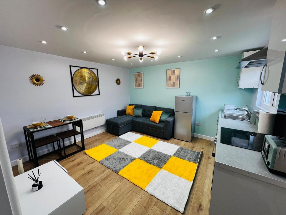 Luxe 1B Chalet, Hottub, Free Parking Nr Ltn Airport, L&D Hosp, Whipsnade Zoo, Fast Trains Into Central London Luton  Exterior foto