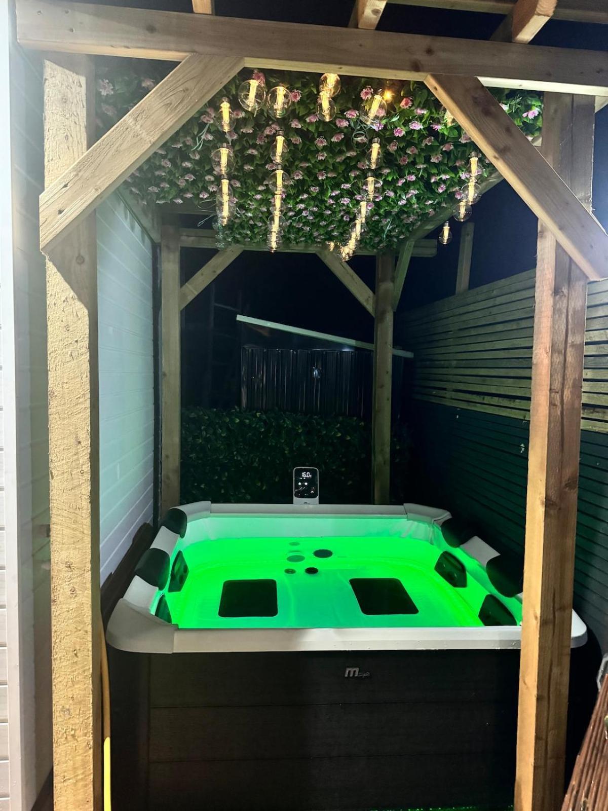 Luxe 1B Chalet, Hottub, Free Parking Nr Ltn Airport, L&D Hosp, Whipsnade Zoo, Fast Trains Into Central London Luton  Exterior foto