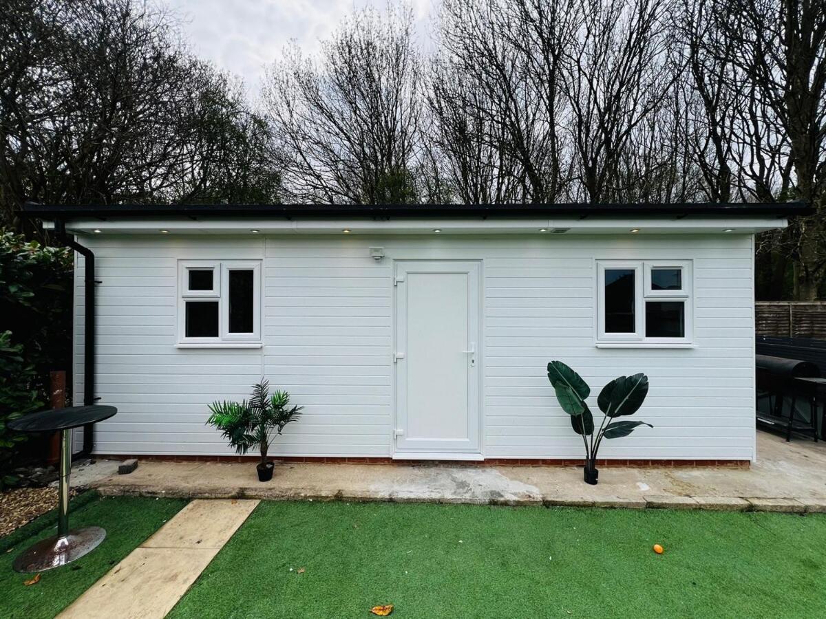 Luxe 1B Chalet, Hottub, Free Parking Nr Ltn Airport, L&D Hosp, Whipsnade Zoo, Fast Trains Into Central London Luton  Exterior foto