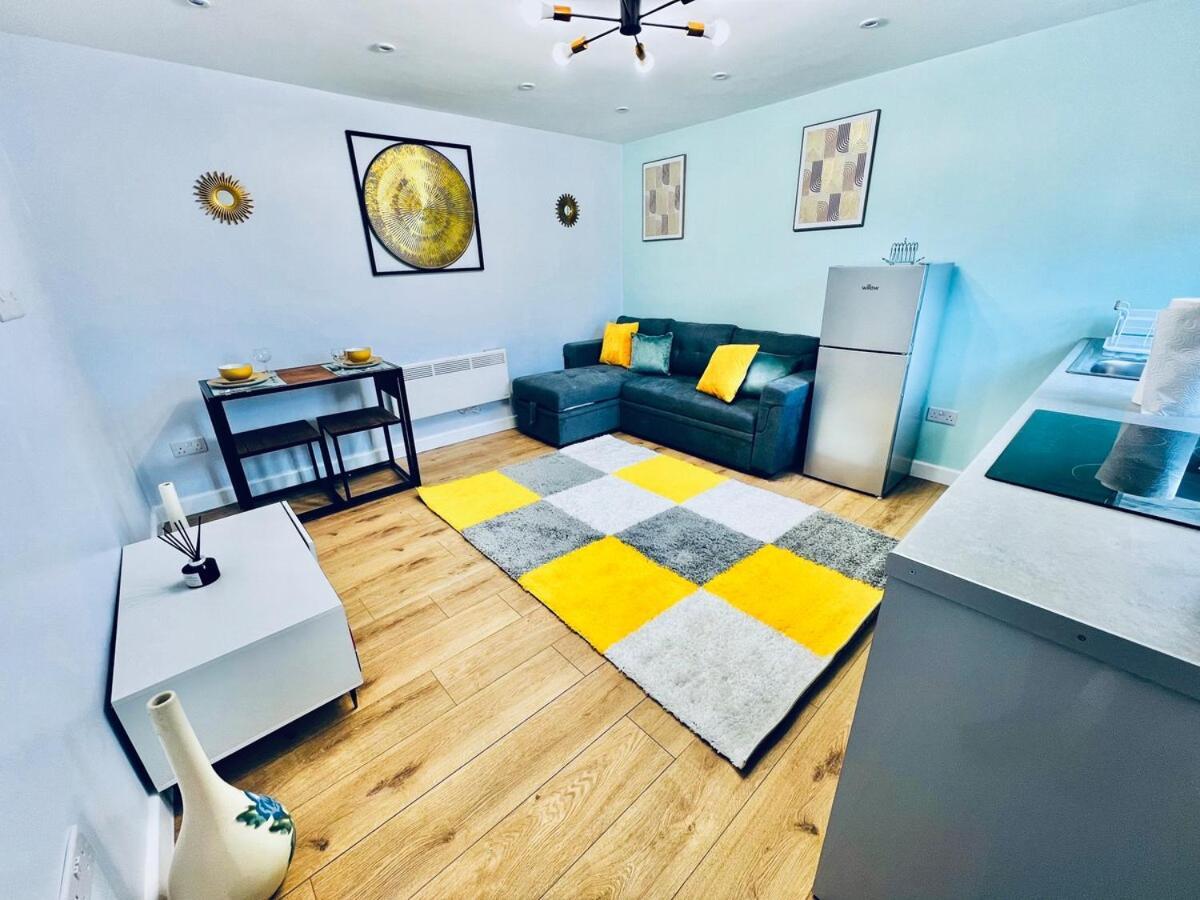 Luxe 1B Chalet, Hottub, Free Parking Nr Ltn Airport, L&D Hosp, Whipsnade Zoo, Fast Trains Into Central London Luton  Exterior foto