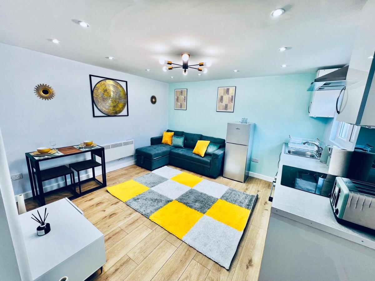 Luxe 1B Chalet, Hottub, Free Parking Nr Ltn Airport, L&D Hosp, Whipsnade Zoo, Fast Trains Into Central London Luton  Exterior foto