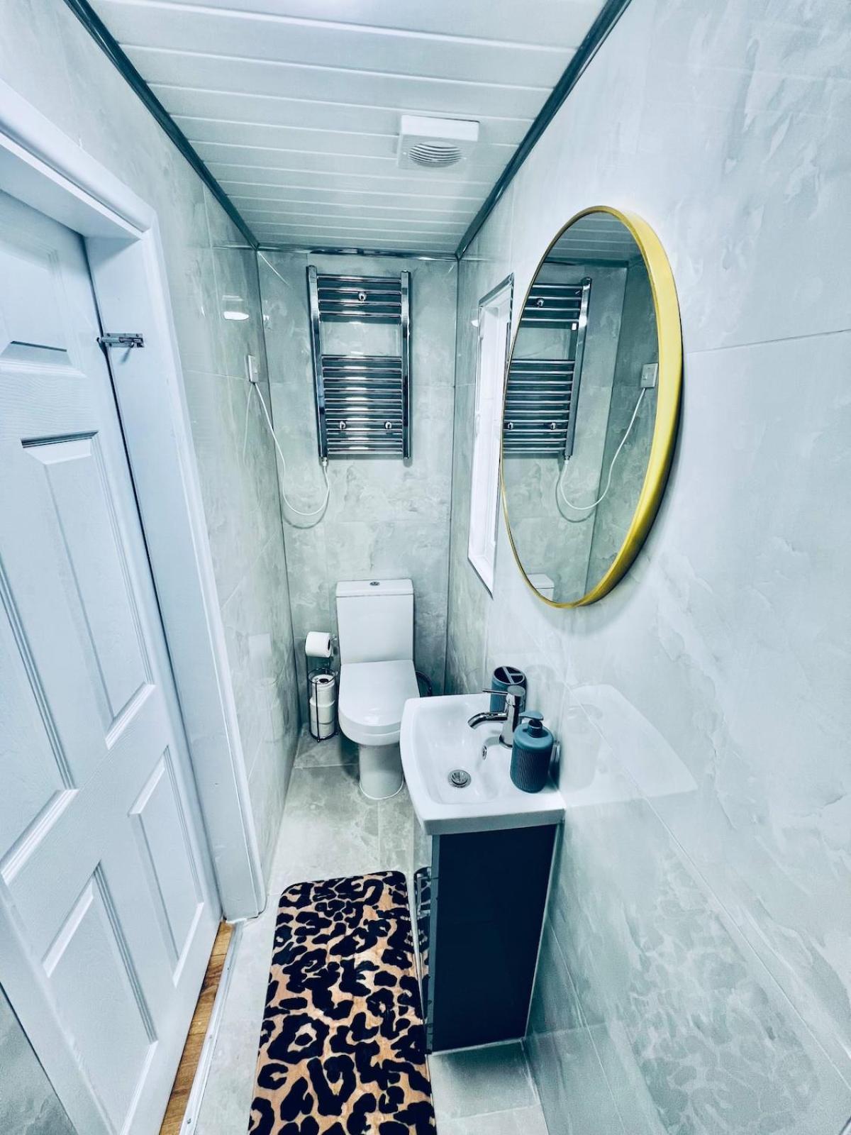 Luxe 1B Chalet, Hottub, Free Parking Nr Ltn Airport, L&D Hosp, Whipsnade Zoo, Fast Trains Into Central London Luton  Exterior foto