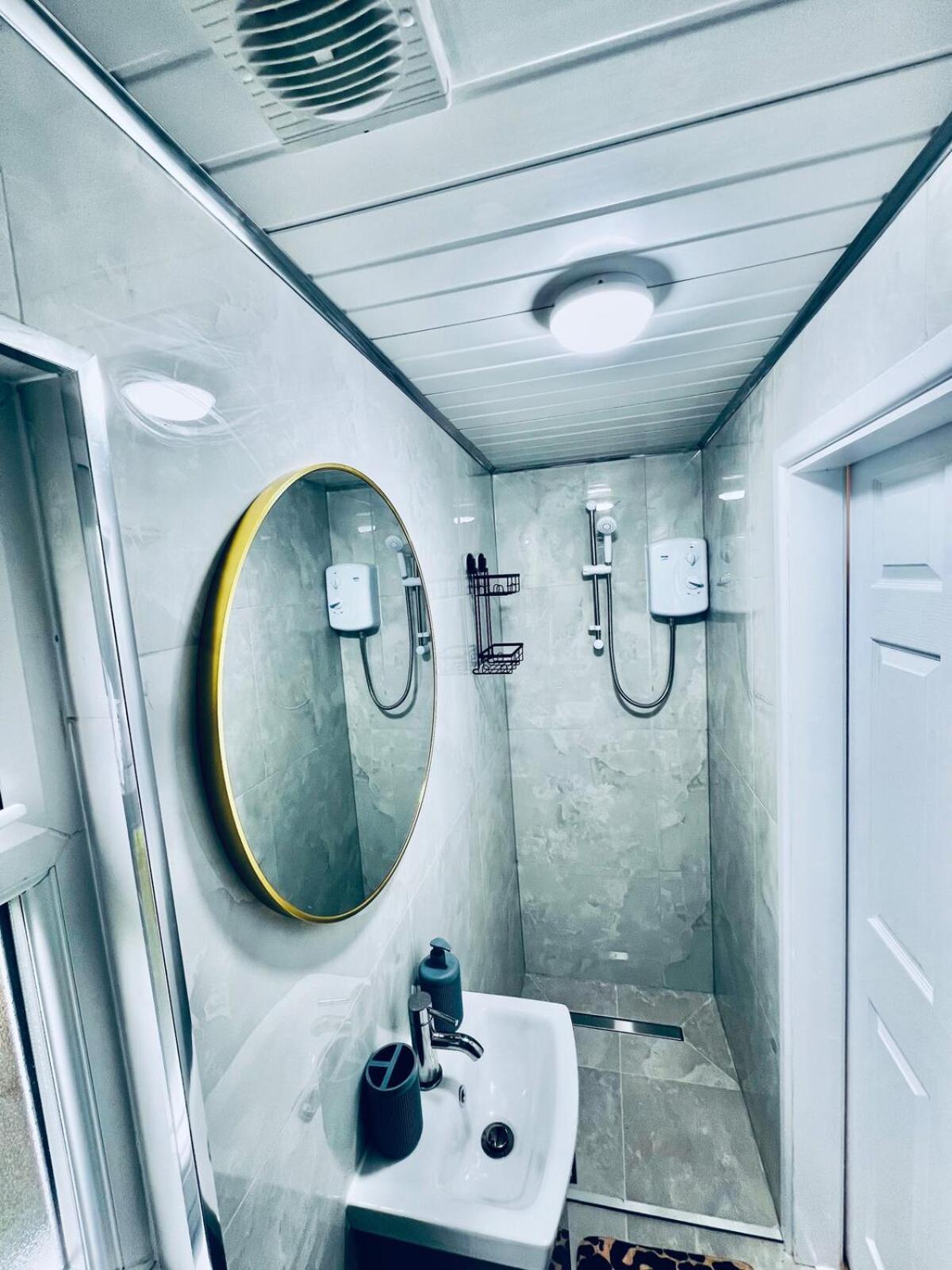 Luxe 1B Chalet, Hottub, Free Parking Nr Ltn Airport, L&D Hosp, Whipsnade Zoo, Fast Trains Into Central London Luton  Exterior foto