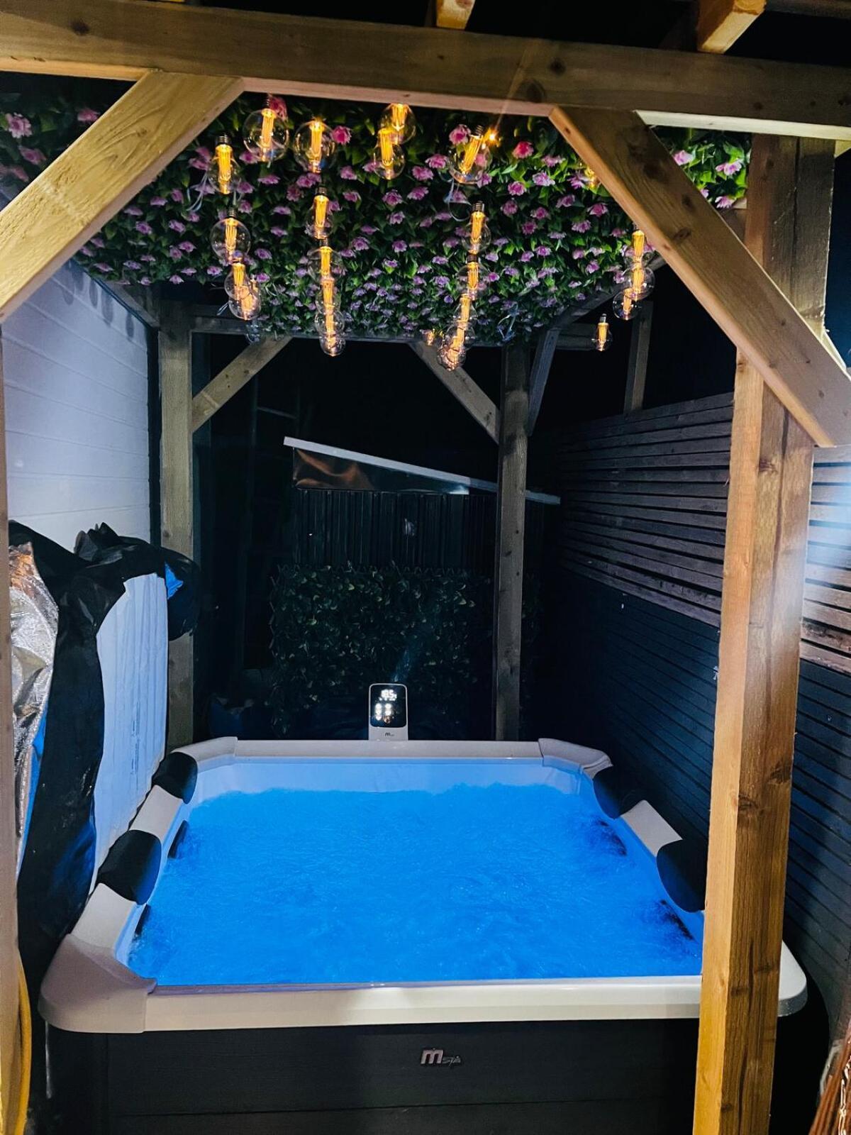 Luxe 1B Chalet, Hottub, Free Parking Nr Ltn Airport, L&D Hosp, Whipsnade Zoo, Fast Trains Into Central London Luton  Exterior foto