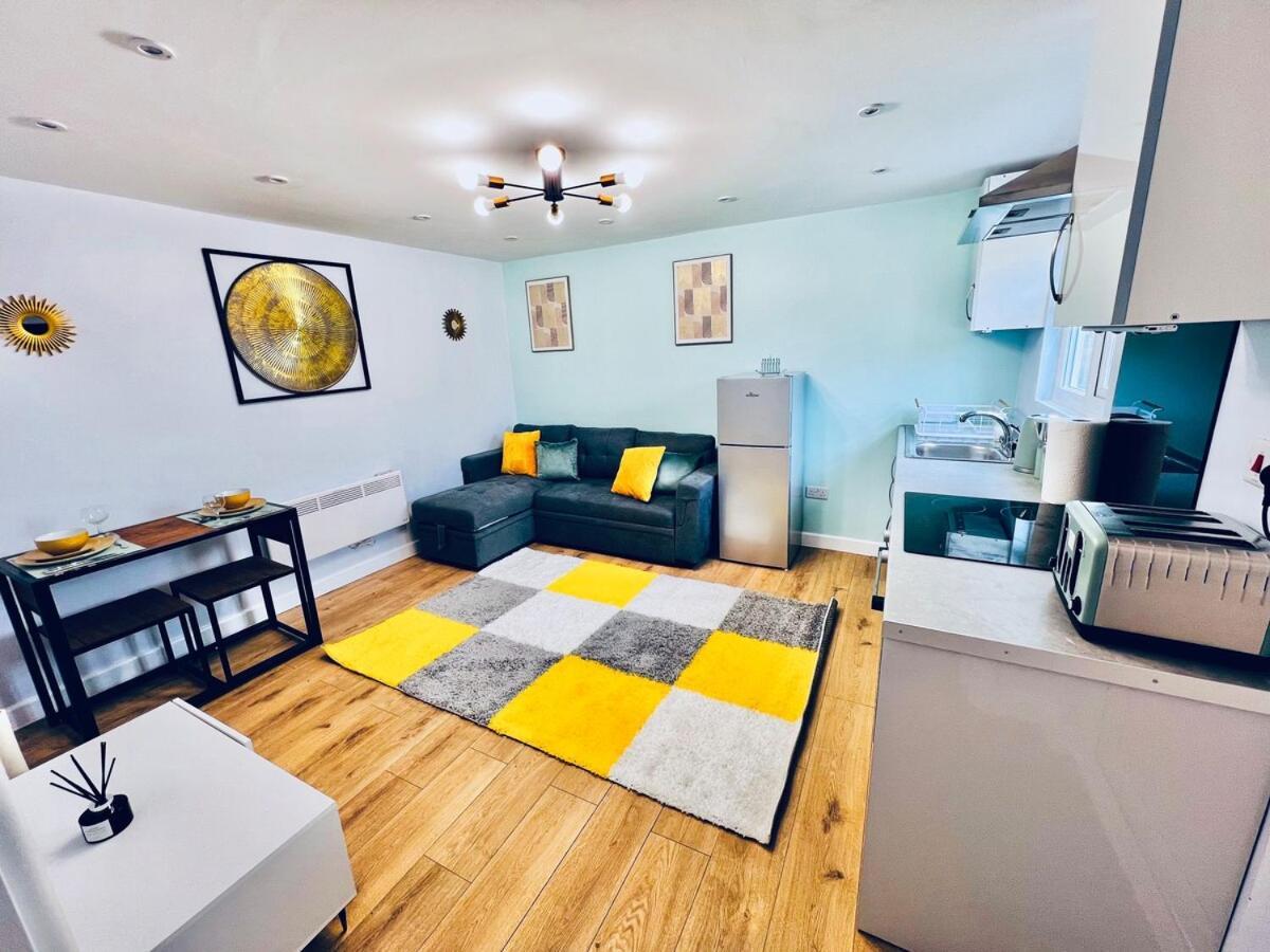 Luxe 1B Chalet, Hottub, Free Parking Nr Ltn Airport, L&D Hosp, Whipsnade Zoo, Fast Trains Into Central London Luton  Exterior foto