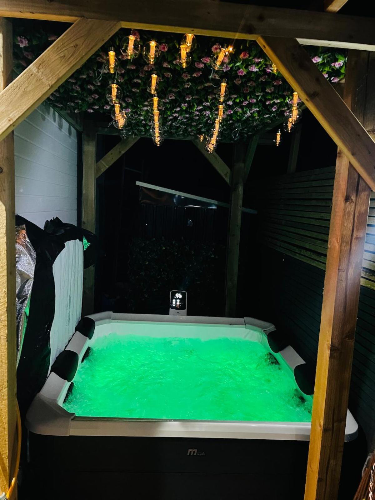 Luxe 1B Chalet, Hottub, Free Parking Nr Ltn Airport, L&D Hosp, Whipsnade Zoo, Fast Trains Into Central London Luton  Exterior foto