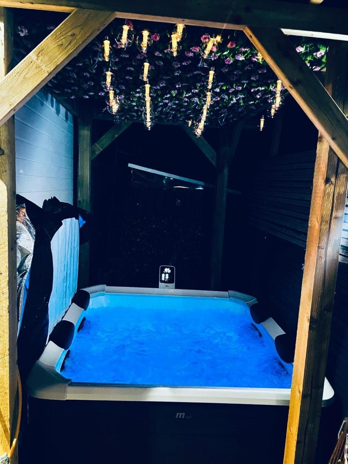 Luxe 1B Chalet, Hottub, Free Parking Nr Ltn Airport, L&D Hosp, Whipsnade Zoo, Fast Trains Into Central London Luton  Exterior foto