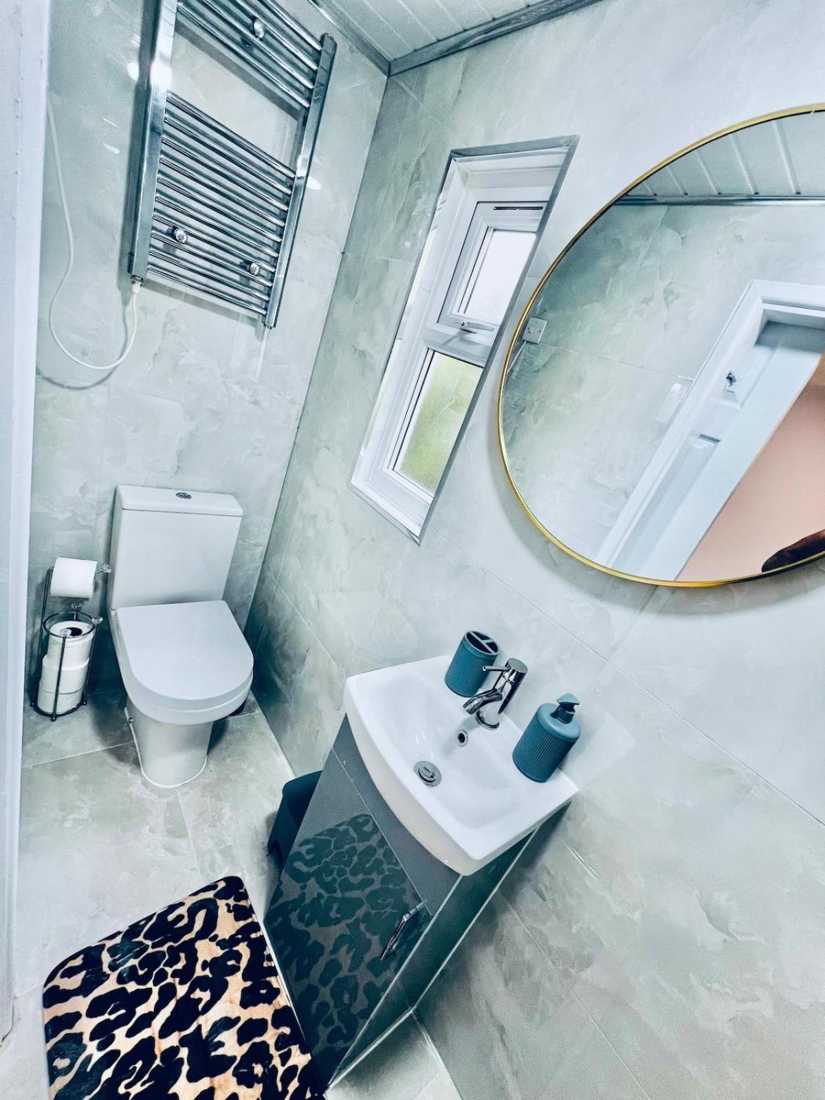 Luxe 1B Chalet, Hottub, Free Parking Nr Ltn Airport, L&D Hosp, Whipsnade Zoo, Fast Trains Into Central London Luton  Exterior foto