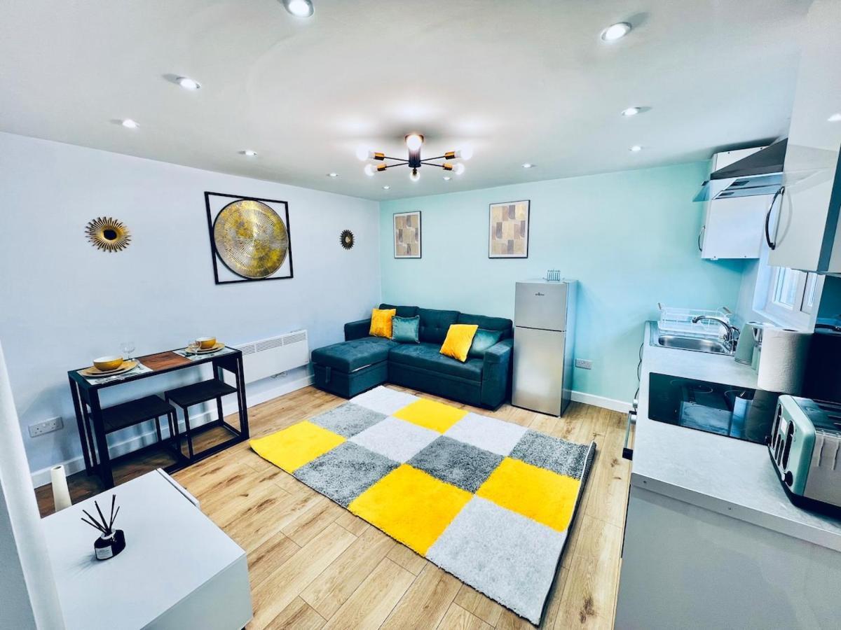 Luxe 1B Chalet, Hottub, Free Parking Nr Ltn Airport, L&D Hosp, Whipsnade Zoo, Fast Trains Into Central London Luton  Exterior foto